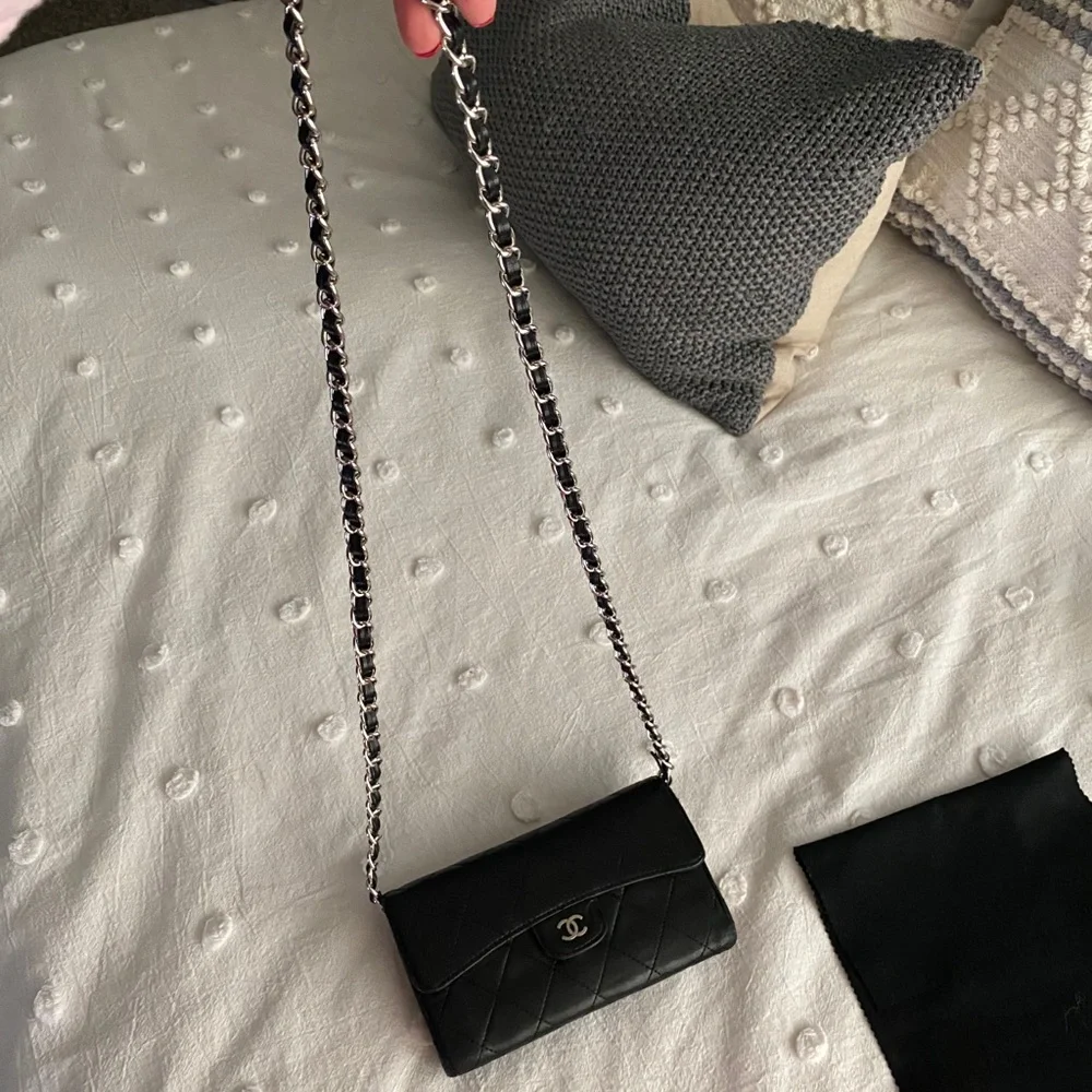 CHANEL Black Quilted Key & Card Holder - Picture 5 of 13